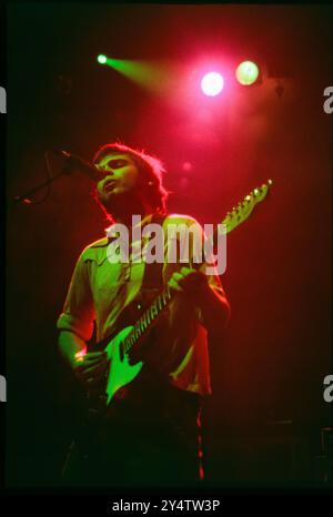 SUPERGRASS, CONCERT, 1997 : Gas Coombes de Supergrass jouant au Newport Centre à Newport, pays de Galles, Royaume-Uni avec leur deuxième album le 10 mai 1997. Photographie : Rob Watkins. INFO : Supergrass, un groupe de rock britannique, a connu le succès dans les années 1990 avec leur mélange contagieux d'influences Britpop et punk. Des tubes comme « Alright » et des albums comme « I Should Coco » ont consolidé leur réputation de musique énergique et entraînante, contribuant à la scène musicale dynamique de l'époque. Banque D'Images