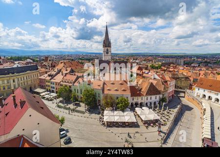 Petite place et cathédrale luthérienne à Sibiu, Transylvanie, Roumanie, Europe Banque D'Images