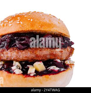 Hamburger fraîchement préparé avec fromage bleu et sauce cerise isolé sur fond blanc Banque D'Images