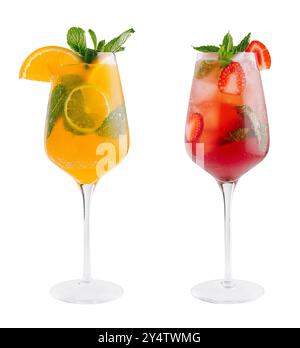 Deux cocktails d'été colorés garnis de fruits frais et de menthe debout sur un fond blanc Banque D'Images