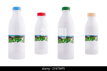 Quatre bouteilles de lait en plastique blanc avec des bouchons de différentes couleurs se tiennent sur un fond blanc, montrant des vaches qui paissent dans un pâturage Banque D'Images