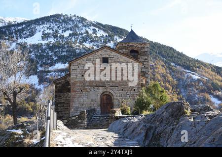 Église de Sant Vicenç de Cabdella en hiver avec des montagnes enneigées. Banque D'Images