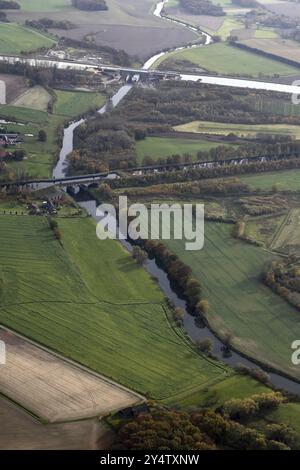 La rivière Lippe traverse deux ponts de canal dans la région de Datteln/Olfen. Atmosphère automnale Banque D'Images