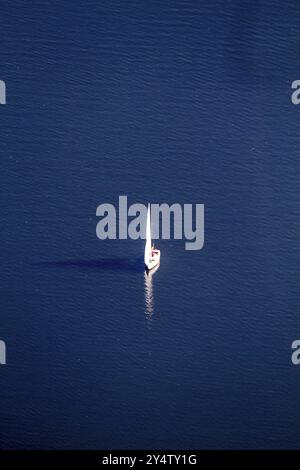 Voilier sur le lac abldeney à Essen. Vue aérienne, bateau à voile sur le lac abldeney. Rhénanie du Nord-Westphalie, région de la Ruhr Banque D'Images