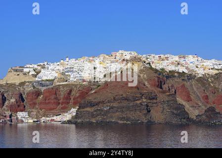 Vue sur les bâtiments blancs du village d'Oia de la mer Égée, Santorin, Grèce, Europe Banque D'Images