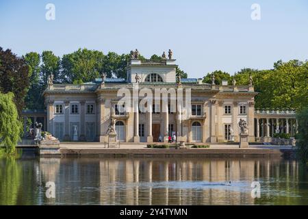 Palais sur l'île, connu sous le nom de Palais des bains, dans le Parc Royal des bains, Varsovie, Pologne, Europe Banque D'Images