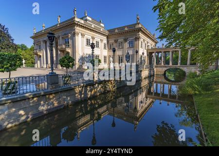 Palais sur l'île, connu sous le nom de Palais des bains, dans le Parc Royal des bains, Varsovie, Pologne, Europe Banque D'Images