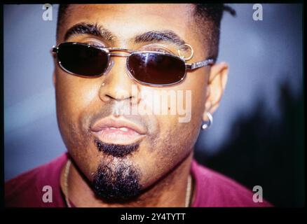 OMAR, CHANTEUR SOUL, PORTRAIT, 1997 : un jeune portrait du chanteur britannique Omar – du nom complet Omar Lye-Fook – devant le Musée de Cardiff, pays de Galles, Royaume-Uni le 10 août 1997. Photo : Rob Watkins INFO : Omar Lye-Fook, un artiste néo-soul britannique, est un pionnier du genre depuis la fin des années 80 Avec sa voix fluide et son mélange innovant de soul, jazz et funk, des chansons comme « There's Nothing Like This » renforcent son statut d'icône musicale intemporelle. Banque D'Images