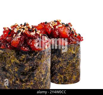 Deux morceaux de sushi Gunkan avec tartare de thon épicé, sésame et algues nori isolés sur fond blanc Banque D'Images