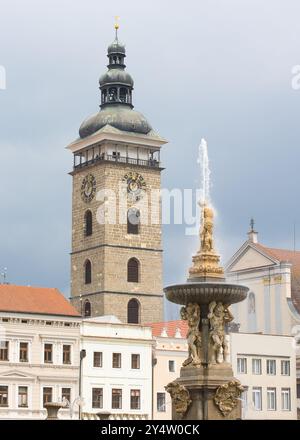 République tchèque, České Budějovice - 08 mai 2024 : fontaine Samson, Tour Noire et cathédrale Saint-Nicolas vues de la place Přemysl Otakar II. Banque D'Images