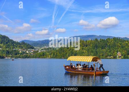 Les touristes prenant un bateau sur le lac Bled, une destination touristique populaire en Slovénie Banque D'Images