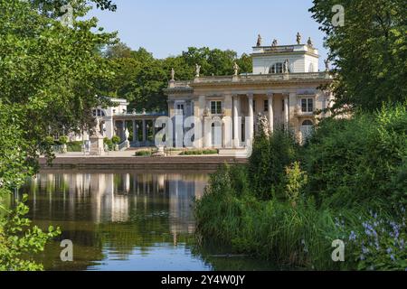 Palais sur l'île, connu sous le nom de Palais des bains, dans le Parc Royal des bains, Varsovie, Pologne, Europe Banque D'Images