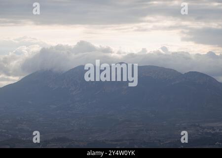 Paysage nuageux de la chaîne de montagnes la Serrella vu d'Alcoy, Espagne Banque D'Images