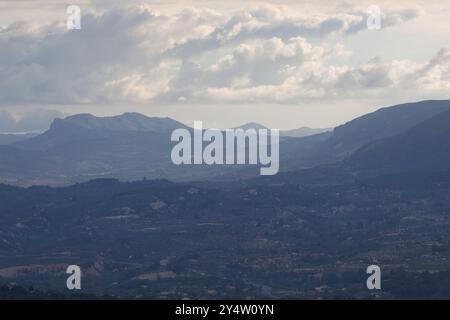 Matin nuageux au-dessus des montagnes Safor vu de l'Alt de les Pedreres à Alcoy, Espagne Banque D'Images