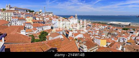 Panorama de la ville et du Tage depuis Miradouro de Santa Luzia, une plate-forme d'observation à Lisbonne, Portugal, Europe Banque D'Images