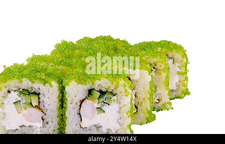 Rouleaux de sushi debout dans une rangée, recouverts d'œufs de tobiko vert, montrant des ingrédients de remplissage de riz, de concombre et de crevettes Banque D'Images