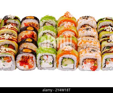 Grand ensemble de sushi avec différents types de rouleaux de maki est servi sur un fond blanc Banque D'Images