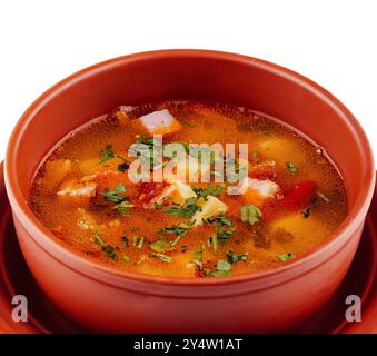 Soupe chaude aromatique et vapeur avec viande et légumes est servie dans un bol marron, parfait pour un repas réconfortant et savoureux Banque D'Images