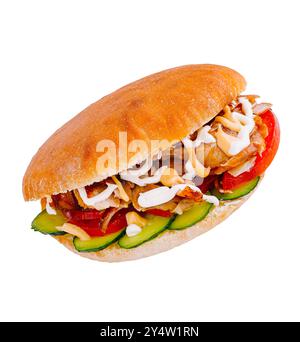 Délicieux sandwich doner kebab avec légumes frais et sauce sur fond blanc Banque D'Images