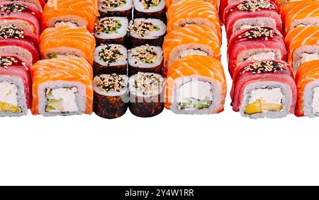 Grand ensemble de délicieux rouleaux de sushi uramaki et hosomaki colorés avec diverses garnitures sur fond blanc Banque D'Images