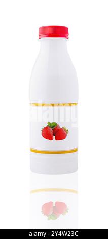 Bouteille en plastique blanc avec yaourt aux fruits et bouchon rouge debout sur fond blanc Banque D'Images