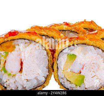 Gros plan d'un rouleau de sushi tempura servi sur un fond blanc Banque D'Images