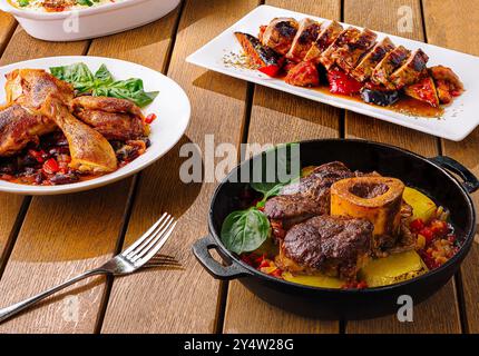 Délicieuse tartinade de viandes et légumes grillés servis sur une table en bois rustique, parfaite pour les concepts de repas Banque D'Images