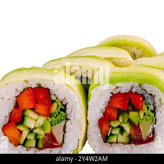 Rouleaux de sushi végétariens frais et colorés enveloppés dans des tranches d'avocat, remplis de riz et de légumes, isolés sur fond blanc Banque D'Images