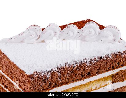 Une tranche alléchante de gâteau tiramisu est présentée sur un fond blanc, mettant en valeur ses couches délicieuses et son arôme invitant Banque D'Images