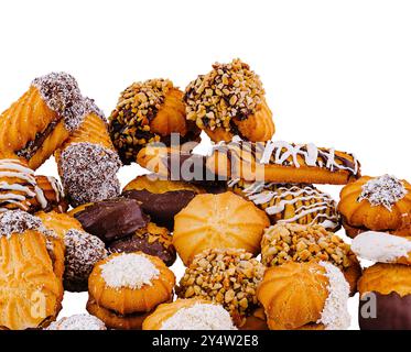 Une variété de délicieux biscuits recouverts de chocolat et de noix, créant un plaisir tentant et indulgent Banque D'Images