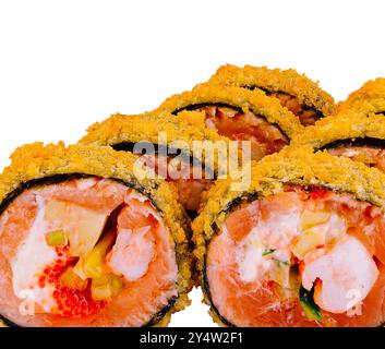 Rouleaux de sushi tempura maki recouverts de miettes frites montrant des ingrédients sur fond blanc Banque D'Images