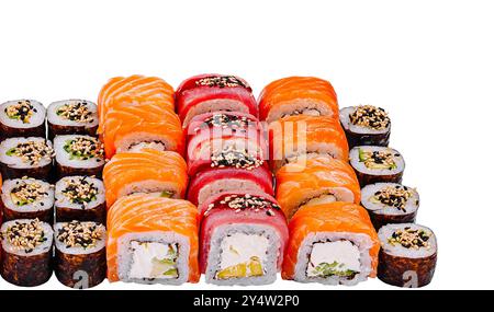 Grand ensemble de délicieux rouleaux de sushi uramaki et hosomaki colorés avec diverses garnitures sur fond blanc Banque D'Images