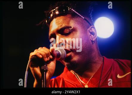 OMAR, CHANTEUR SOUL, LIVE, 1997 : jeune chanteur britannique Omar – nom complet Omar Lye-Fook – jouant au Big Weekend Festival au Museum Lawns de Cardiff, pays de Galles, Royaume-Uni le 10 août 1997. Photo : Rob Watkins INFO : Omar Lye-Fook, un artiste néo-soul britannique, est un pionnier du genre depuis la fin des années 80 Avec sa voix fluide et son mélange innovant de soul, jazz et funk, des chansons comme « There's Nothing Like This » renforcent son statut d'icône musicale intemporelle. Banque D'Images