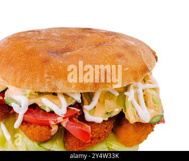 Hamburger frais appétissant avec nuggets de poulet frits, tomates, concombres, laitue et sauce sur fond blanc Banque D'Images