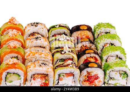 Grand ensemble de sushi avec différents types de rouleaux de maki est servi sur un fond blanc Banque D'Images