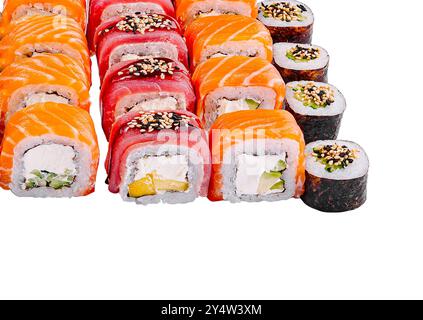 Grand ensemble de délicieux rouleaux de sushi uramaki et hosomaki colorés avec diverses garnitures sur fond blanc Banque D'Images