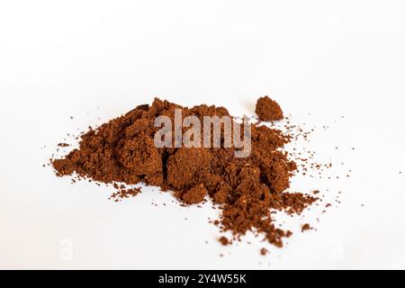 Gros plan du café fraîchement moulu sur fond blanc Banque D'Images