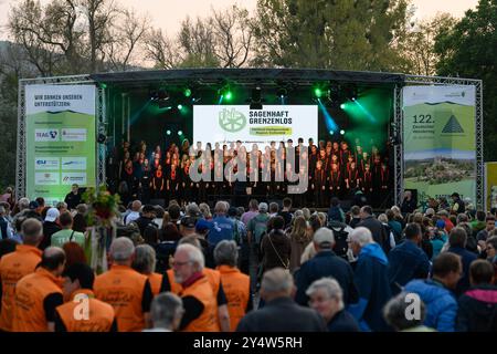 Heilbad Heiligenstadt, Allemagne. 19 septembre 2024. La chorale 'future Voices' chante lors de la cérémonie d'ouverture de la 122e Journée allemande de randonnée 2024. La Journée allemande de la randonnée est un rassemblement annuel de passionnés de randonnée et aura lieu du 19 au 22 septembre 2024. Crédit : Swen Pförtner/dpa/Alamy Live News Banque D'Images