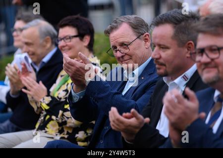 Heilbad Heiligenstadt, Allemagne. 19 septembre 2024. Bodo Ramelow (Die Linke, 3ème à partir de la droite), patron et ministre-président de Thuringe, applaudit à la cérémonie d'ouverture de la 122ème Journée allemande de randonnée 2024. La Journée allemande de la randonnée est un rassemblement annuel de passionnés de randonnée et aura lieu du 19 au 22 septembre 2024. Crédit : Swen Pförtner/dpa/Alamy Live News Banque D'Images