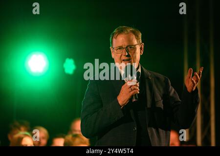 Heilbad Heiligenstadt, Allemagne. 19 septembre 2024. Bodo Ramelow (Die Linke), patron et ministre-président de Thuringe, prononce un discours de bienvenue lors de la cérémonie d'ouverture de la 122e Journée allemande de randonnée 2024. La Journée allemande de la randonnée est un rassemblement annuel de passionnés de randonnée et aura lieu du 19 au 22 septembre 2024. Crédit : Swen Pförtner/dpa/Alamy Live News Banque D'Images