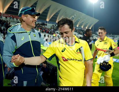 L'entraîneur australien Andrew McDonald accueille Travis Head à la fin de son manche après le premier match international d'une journée à Trent Bridge, Nottingham. Date de la photo : jeudi 19 septembre 2024. Banque D'Images