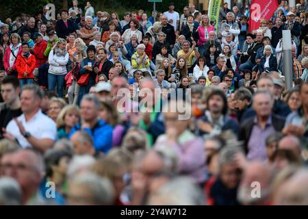 Heilbad Heiligenstadt, Allemagne. 19 septembre 2024. Les participants assistent à la cérémonie d'ouverture de la 122ème Journée allemande de randonnée 2024. La Journée allemande de la randonnée est un rassemblement annuel de passionnés de randonnée et aura lieu du 19 au 22 septembre 2024. Crédit : Swen Pförtner/dpa/Alamy Live News Banque D'Images