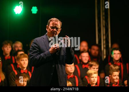 Heilbad Heiligenstadt, Allemagne. 19 septembre 2024. Bodo Ramelow (Die Linke), patron et ministre-président de Thuringe, prononce un discours de bienvenue lors de la cérémonie d'ouverture de la 122e Journée allemande de randonnée 2024. La Journée allemande de la randonnée est un rassemblement annuel de passionnés de randonnée et aura lieu du 19 au 22 septembre 2024. Crédit : Swen Pförtner/dpa/Alamy Live News Banque D'Images