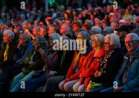Heilbad Heiligenstadt, Allemagne. 19 septembre 2024. Les participants assistent à la cérémonie d'ouverture de la 122ème Journée allemande de randonnée 2024. La Journée allemande de la randonnée est un rassemblement annuel de passionnés de randonnée et aura lieu du 19 au 22 septembre 2024. Crédit : Swen Pförtner/dpa/Alamy Live News Banque D'Images