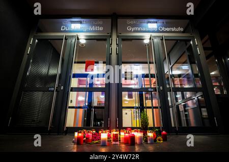 Duisbourg, Allemagne. 19 septembre 2024. Des bougies se tiennent devant l'entrée de l'école polyvalente Duisburg-Mitte. Deux écolières de l'école sont mortes dans un accident de la route sur la côte méditerranéenne de la Toscane. Les deux adolescents - nés en 2005 et 2006 - ont été heurtés par la voiture d'une femme de 44 ans sur la plage du Lido di Camaiore, qui a croisé un groupe de piétons pour des raisons initialement inexpliquées. Crédit : Christoph Reichwein/dpa/Alamy Live News Banque D'Images