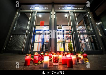 Duisbourg, Allemagne. 19 septembre 2024. Des bougies se tiennent devant l'entrée de l'école polyvalente Duisburg-Mitte. Deux écolières de l'école sont mortes dans un accident de la route sur la côte méditerranéenne de la Toscane. Les deux adolescents - nés en 2005 et 2006 - ont été heurtés par la voiture d'une femme de 44 ans sur la plage du Lido di Camaiore, qui a croisé un groupe de piétons pour des raisons initialement inexpliquées. Crédit : Christoph Reichwein/dpa/Alamy Live News Banque D'Images