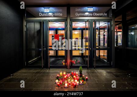 Duisbourg, Allemagne. 19 septembre 2024. Des bougies se tiennent devant l'entrée de l'école polyvalente Duisburg-Mitte. Deux écolières de l'école sont mortes dans un accident de la route sur la côte méditerranéenne de la Toscane. Les deux adolescents - nés en 2005 et 2006 - ont été heurtés par la voiture d'une femme de 44 ans sur la plage du Lido di Camaiore, qui a croisé un groupe de piétons pour des raisons initialement inexpliquées. Crédit : Christoph Reichwein/dpa/Alamy Live News Banque D'Images