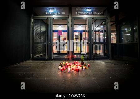 Duisbourg, Allemagne. 19 septembre 2024. Des bougies se tiennent devant l'entrée de l'école polyvalente Duisburg-Mitte. Deux écolières de l'école sont mortes dans un accident de la route sur la côte méditerranéenne de la Toscane. Les deux adolescents - nés en 2005 et 2006 - ont été heurtés par la voiture d'une femme de 44 ans sur la plage du Lido di Camaiore, qui a croisé un groupe de piétons pour des raisons initialement inexpliquées. Crédit : Christoph Reichwein/dpa/Alamy Live News Banque D'Images