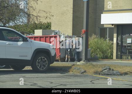 Ayer, Massachusetts, États-Unis. 19 septembre 2024. Le centre médical de Nashoba Valley Medical Center de Steward Healthcare a fermé à la suite de la faillite du propriétaire et tous les panneaux identifiant l'établissement ont disparu. Une grande benne à ordures a été placée devant l'entrée et plusieurs camions de ramassage des ordures et autres équipements lourds sont stationnés dans les lieux d'anciens médecins, travailleurs de la santé, personnel infirmier et administrateurs et patients. Un comité du Sénat des États-Unis enquêtant sur la faillite de Steward Health Care a voté aujourd'hui pour tenir le PDG, Ralph de la Torre, coupable d'outrage au Congrès Banque D'Images