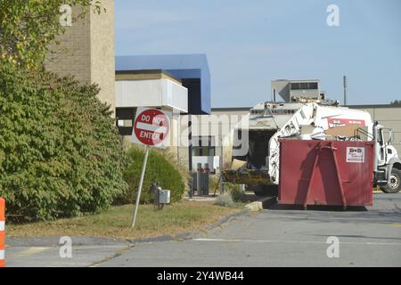 Ayer, Massachusetts, États-Unis. 19 septembre 2024. Le centre médical de Nashoba Valley Medical Center de Steward Healthcare a fermé à la suite de la faillite du propriétaire et tous les panneaux identifiant l'établissement ont disparu. Une grande benne à ordures a été placée devant l'entrée et plusieurs camions de ramassage des ordures et autres équipements lourds sont stationnés dans les lieux d'anciens médecins, travailleurs de la santé, personnel infirmier et administrateurs et patients. Un comité du Sénat des États-Unis enquêtant sur la faillite de Steward Health Care a voté aujourd'hui pour tenir le PDG, Ralph de la Torre, coupable d'outrage au Congrès Banque D'Images